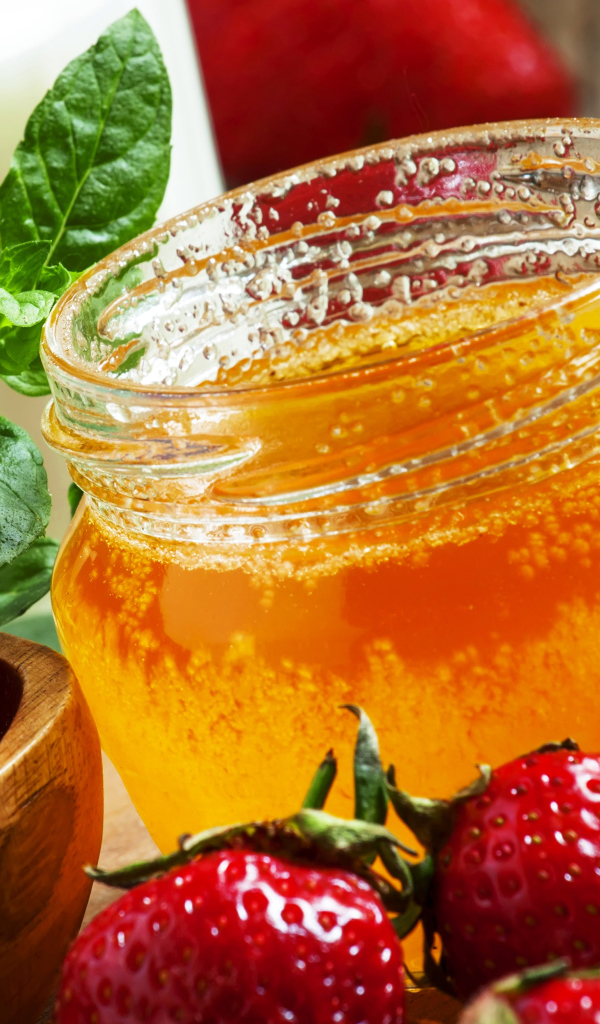 Мед и спелая свежая клубника 