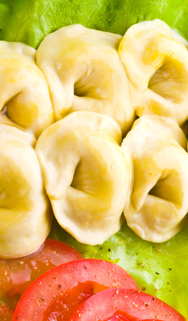 Горячие пельмени с овощами крупным планом 