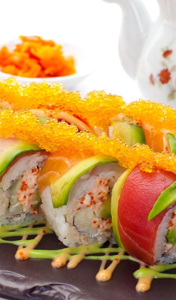 Японские роллы с икрой и авокадо 