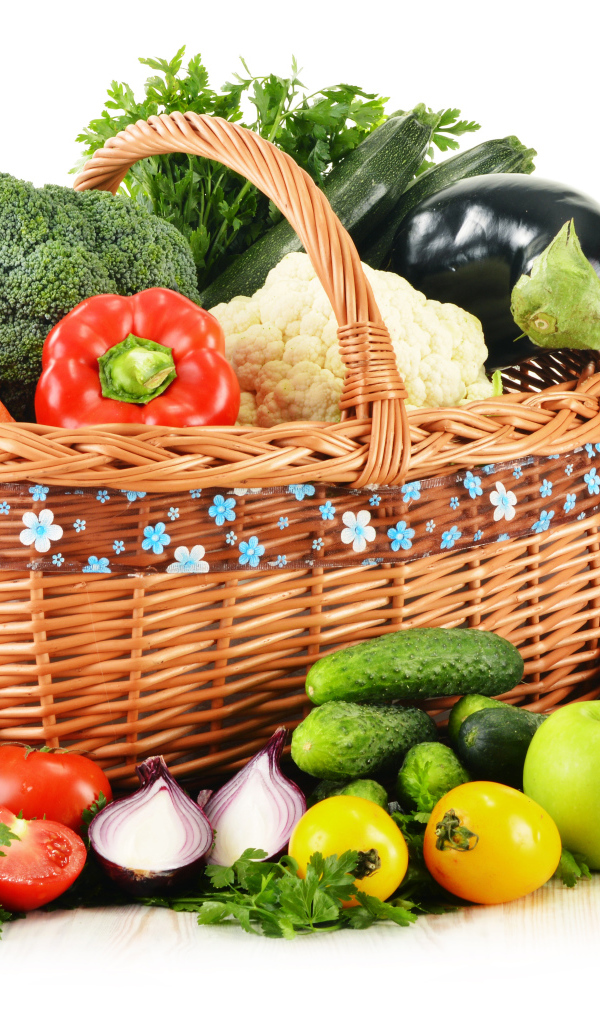 Большая корзина овощей на белом фоне