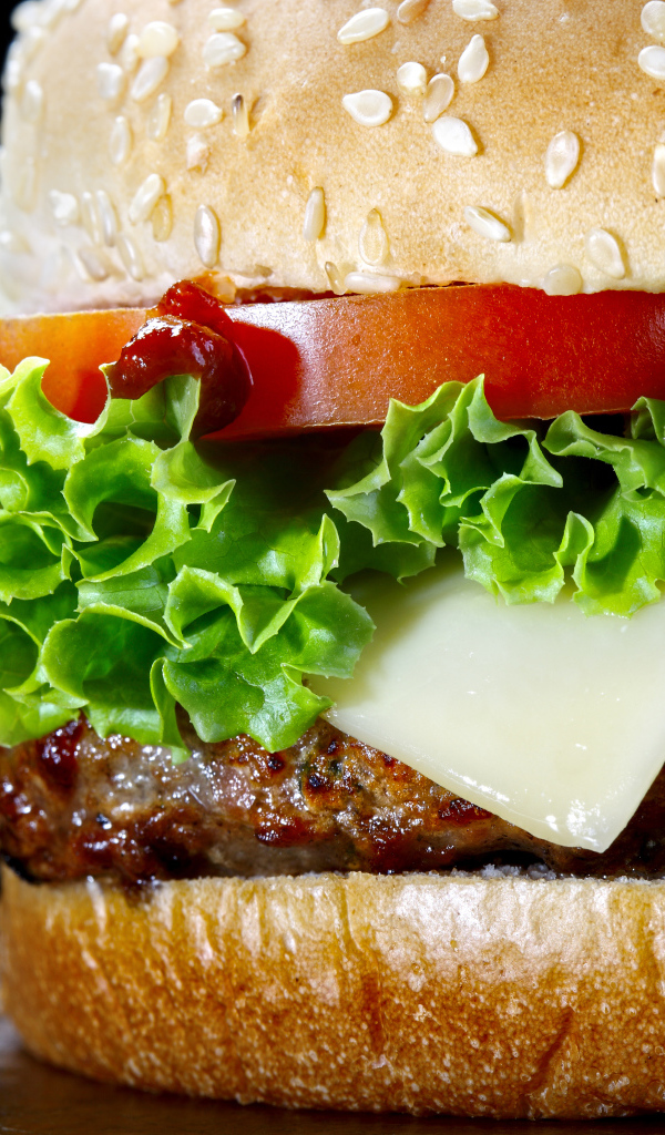 Большой сочный гамбургер крупным планом