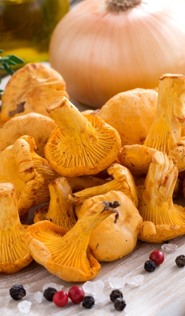 Грибы лисички и овощи на деревянной доске 