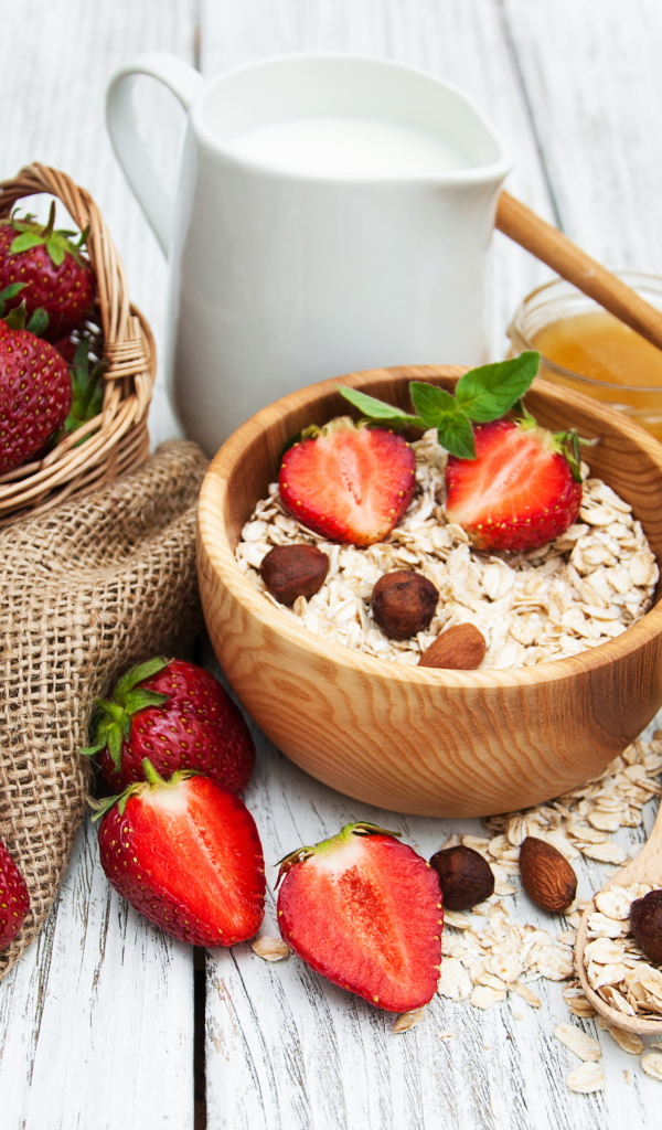 Овсяные хлопья с молоком и свежей клубникой на завтрак 