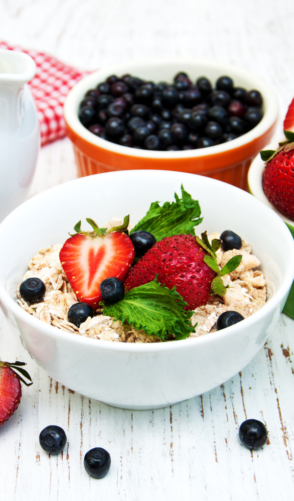 Овсяные хлопья и свежая клубника на завтрак 
