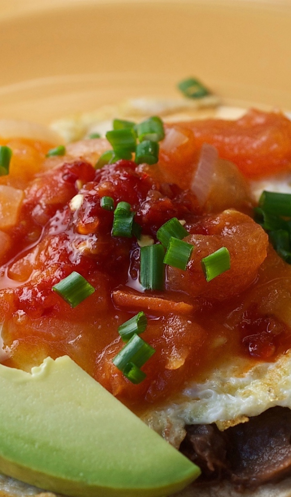 Омлет с соусом, кусочком авокадо на завтрак