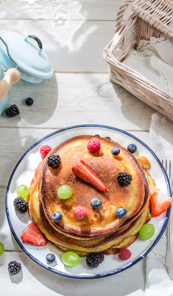 Оладьи с ягодами и молочными продуктами на завтрак 