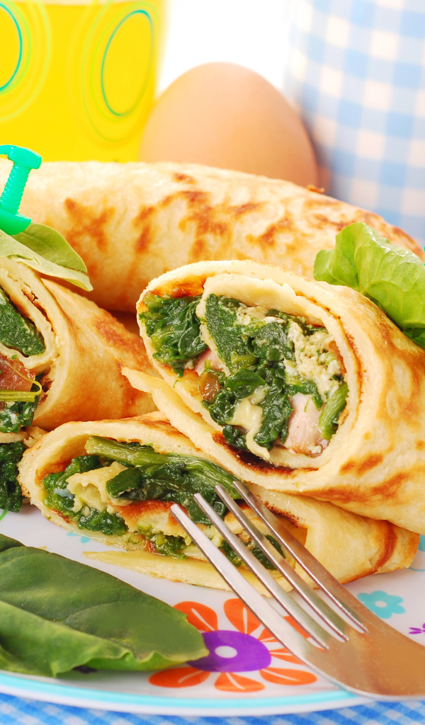 Блины с овощной начинкой на  тарелке 