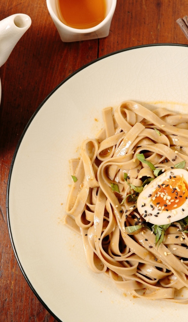 Паста с соусом и яйцом 