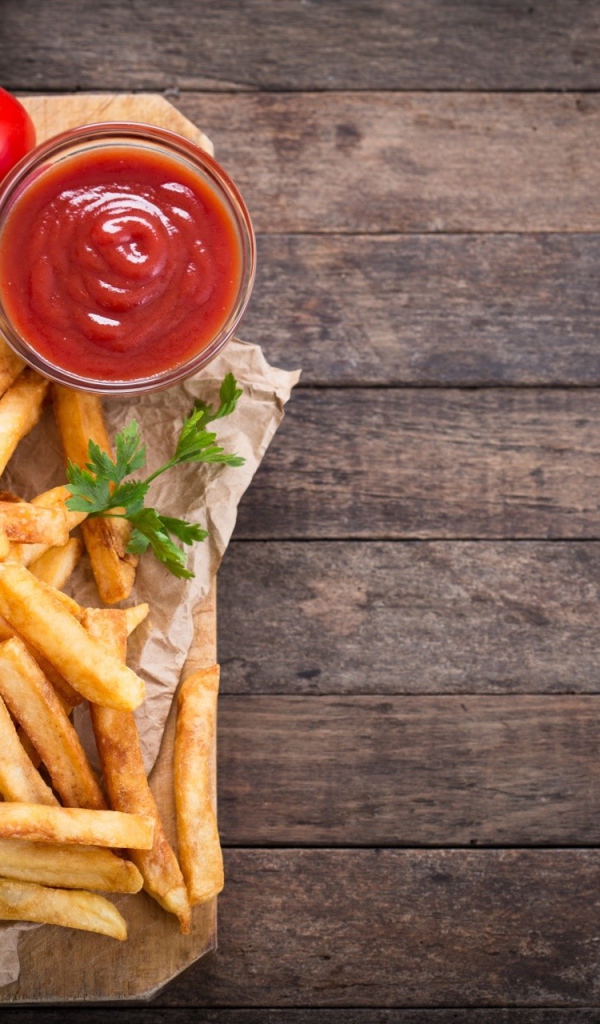 Аппетитный картофель фри на столе 