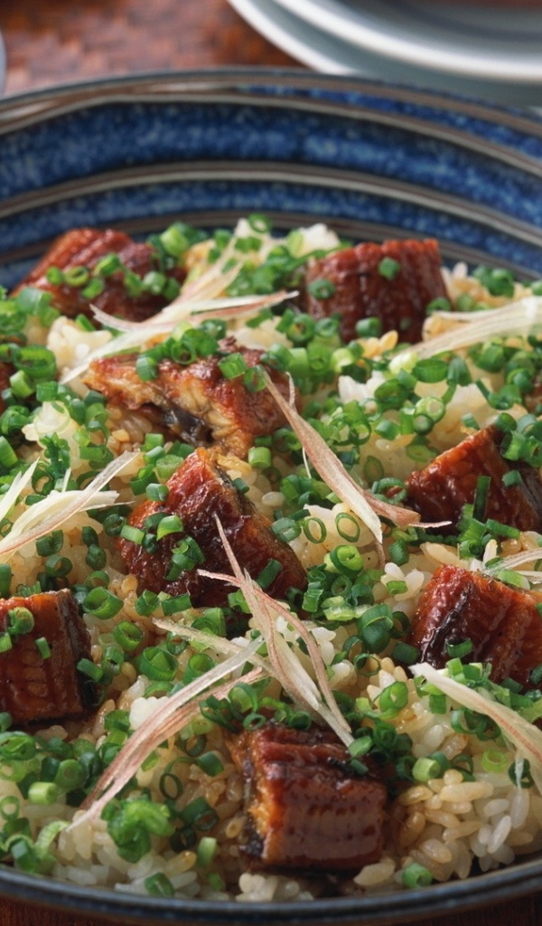 Рисовый плов с кусочками мяса и зеленым луком на столе