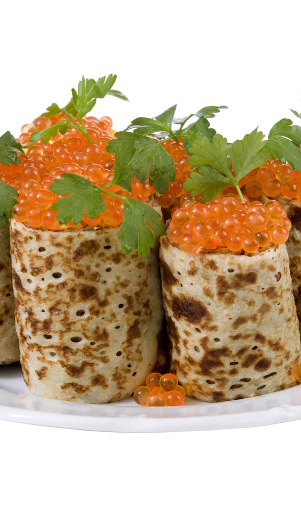 Роллы из блинов с красной икрой на белом блюде