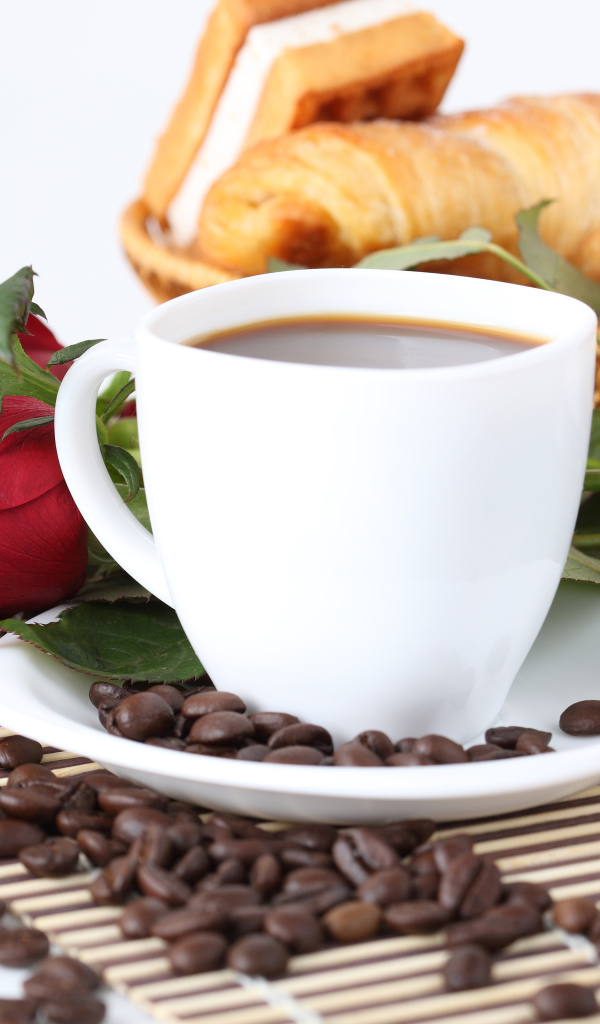 Романтический завтрак, кофе с выпечкой и красные розы 