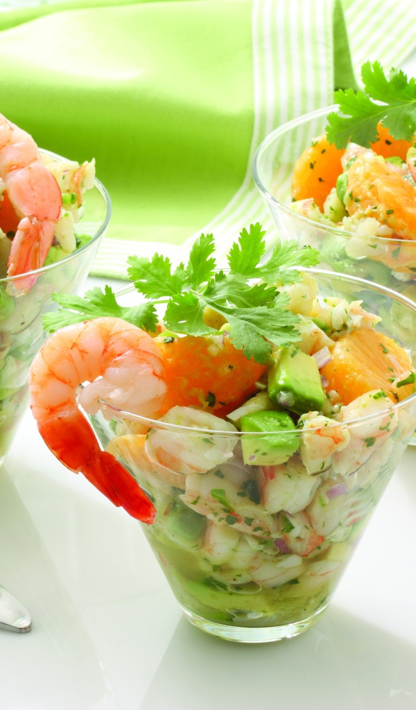 Салат с креветками, мандаринами, авокадо, луком и зеленью