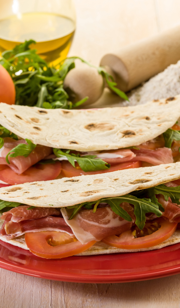 Бутерброд в лаваше с помидорами и беконом