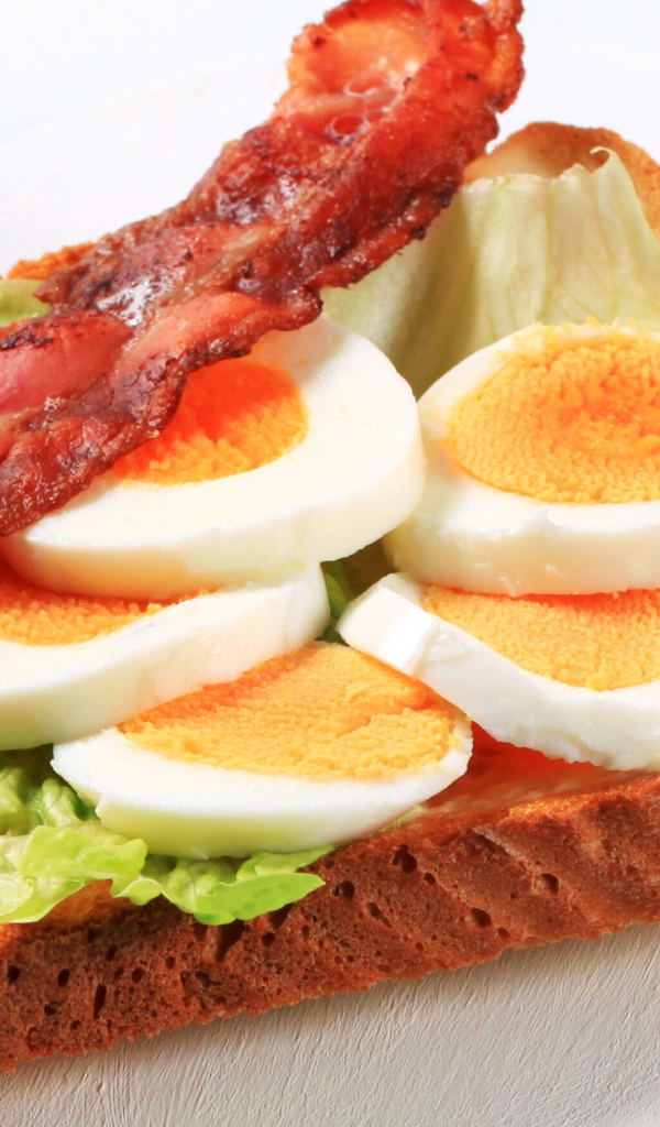 Бутерброд  с жареным беконом и вареными яйцами