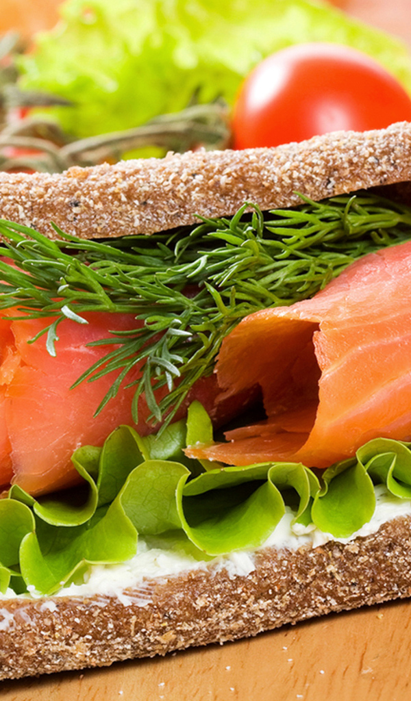 Сэндвич с зеленью и красной рыбой 