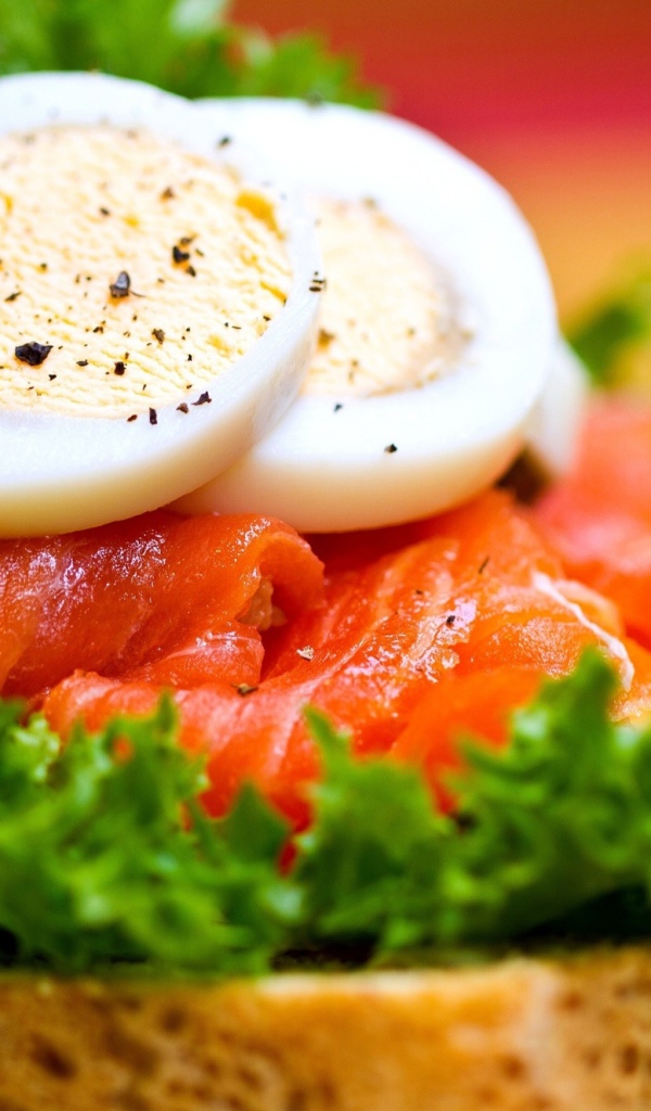 Бутерброд с красной рыбой и вареными яйцами