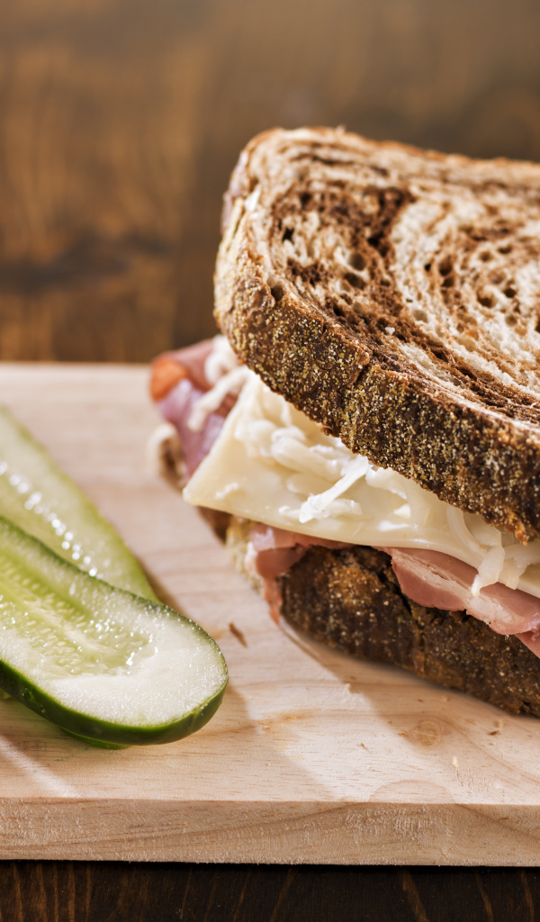 Сэндвич с овощами на разделочной доске 