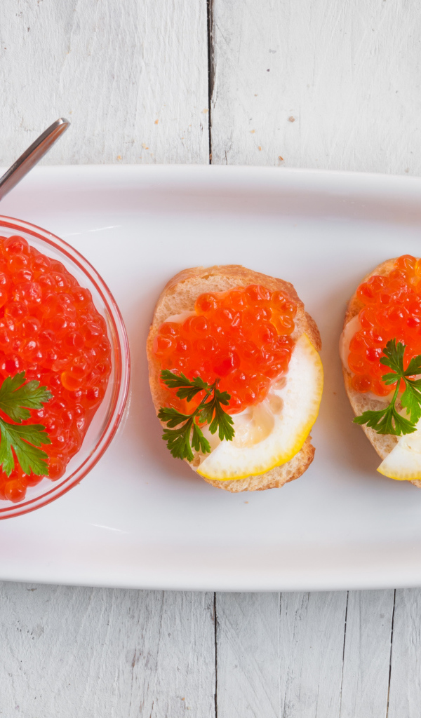 Бутерброды с красной икрой и лимонами