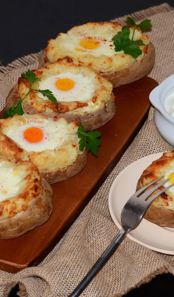 Бутерброды с яичницей на разделочной доске к завтраку