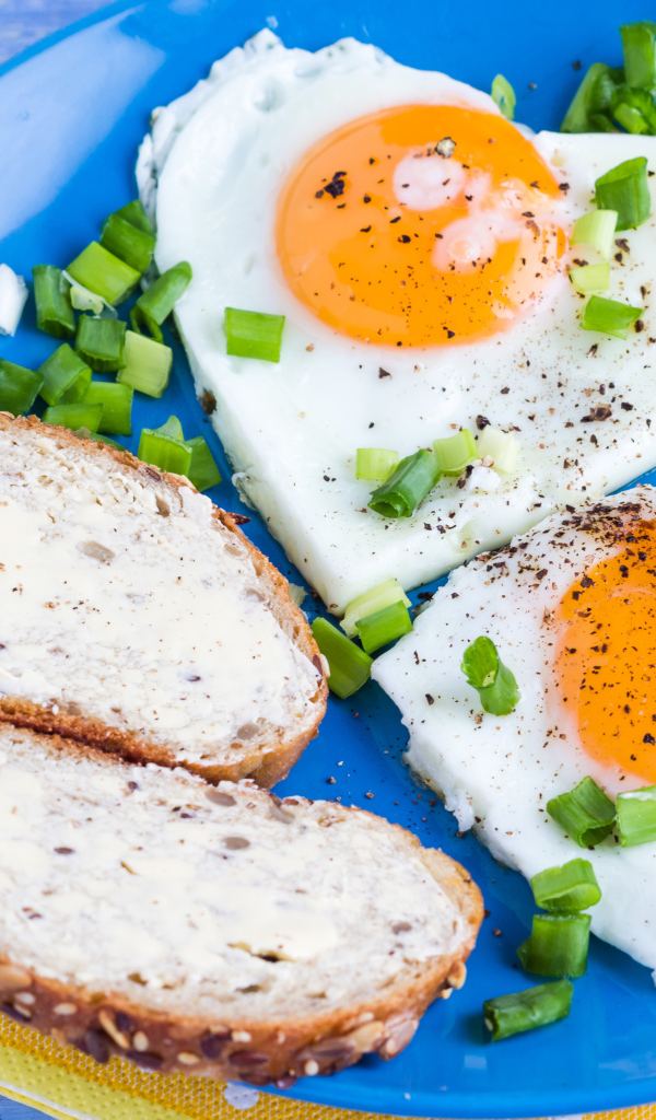 Яичница в форме сердца и бутерброды на завтрак 
