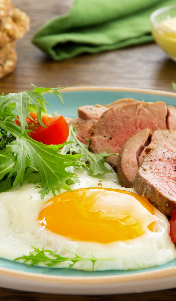 Яичница с ветчиной и салатом на завтрак
