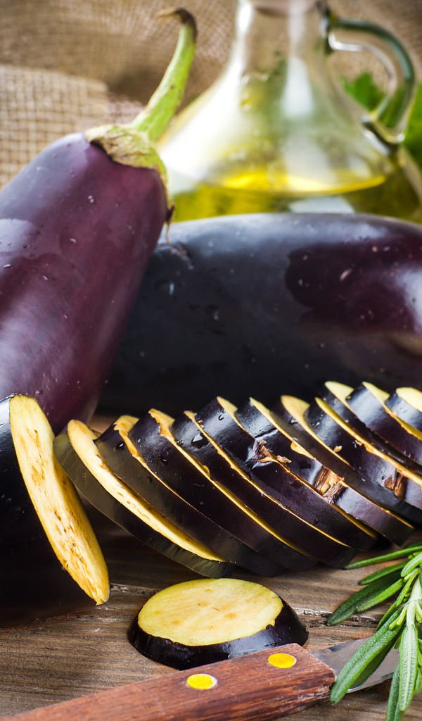 Нарезанный баклажан на столе крупным планом