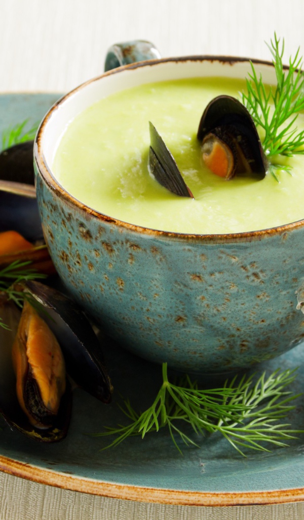 Суп из мидий в суповой чашке 