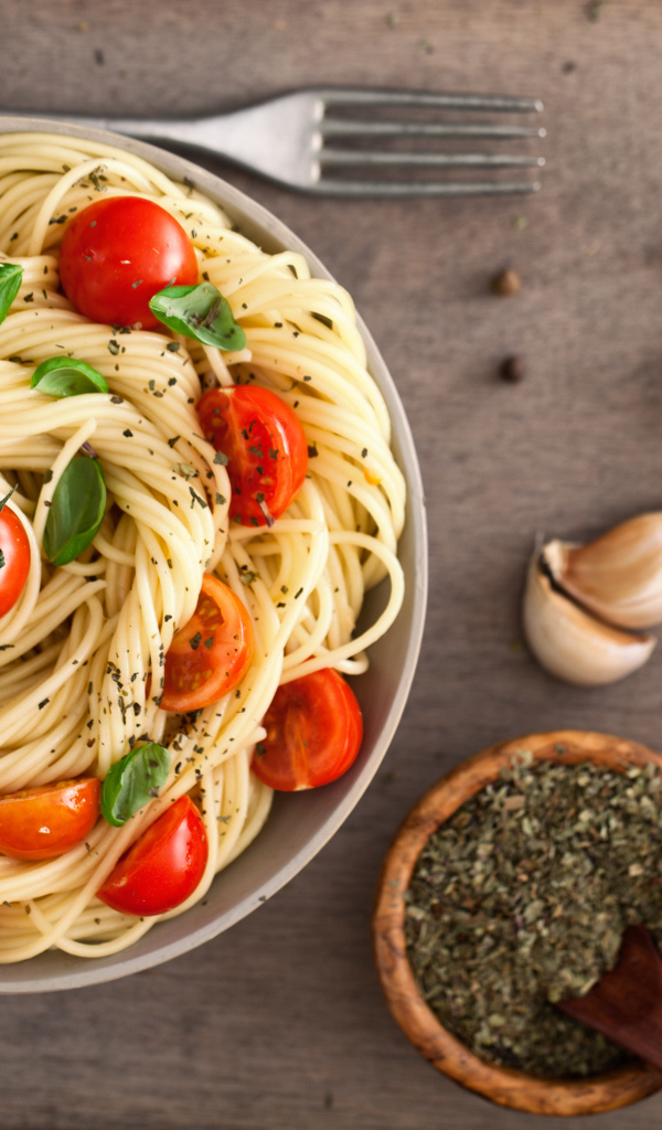 Спагетти со свежими помидорами и специями 