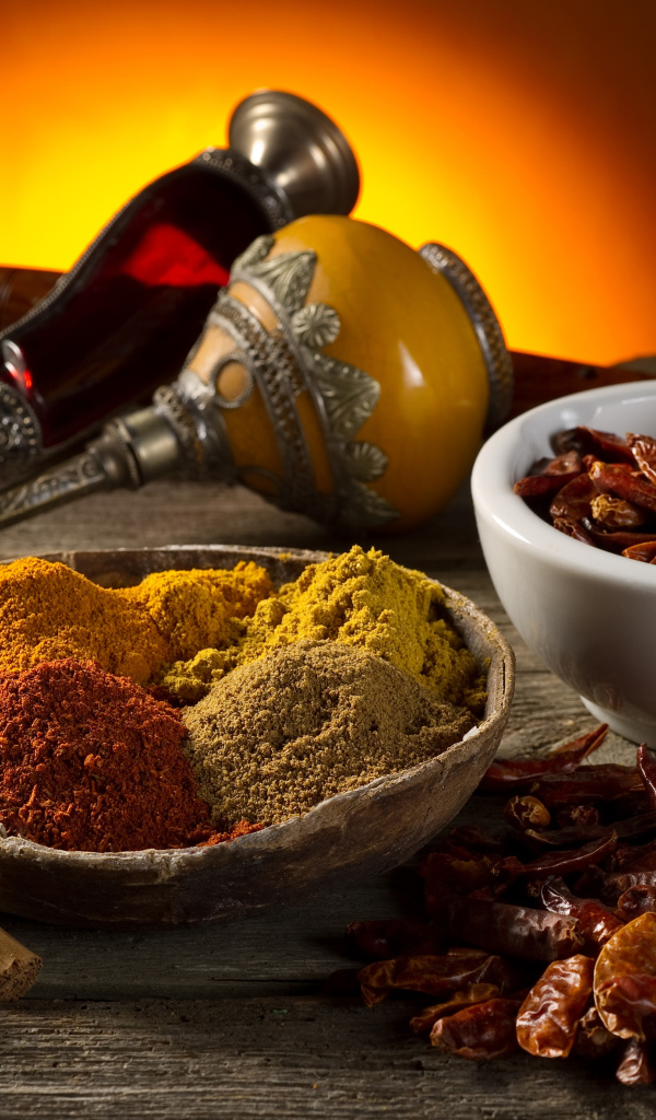 Острые специи, красный перец и корица на столе