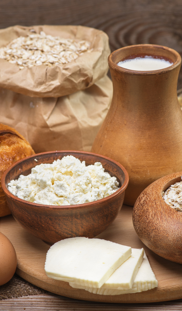 Натюрморт сыр, хлеб, яйца и молоко на столе 