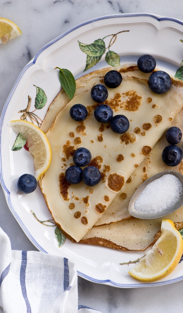 Тонкие блинчики с черникой, лимоном и медом