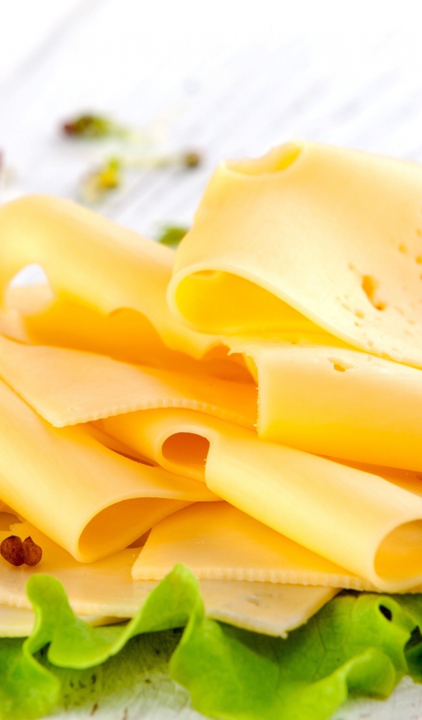 Тонко нарезанный сыр с помидорами