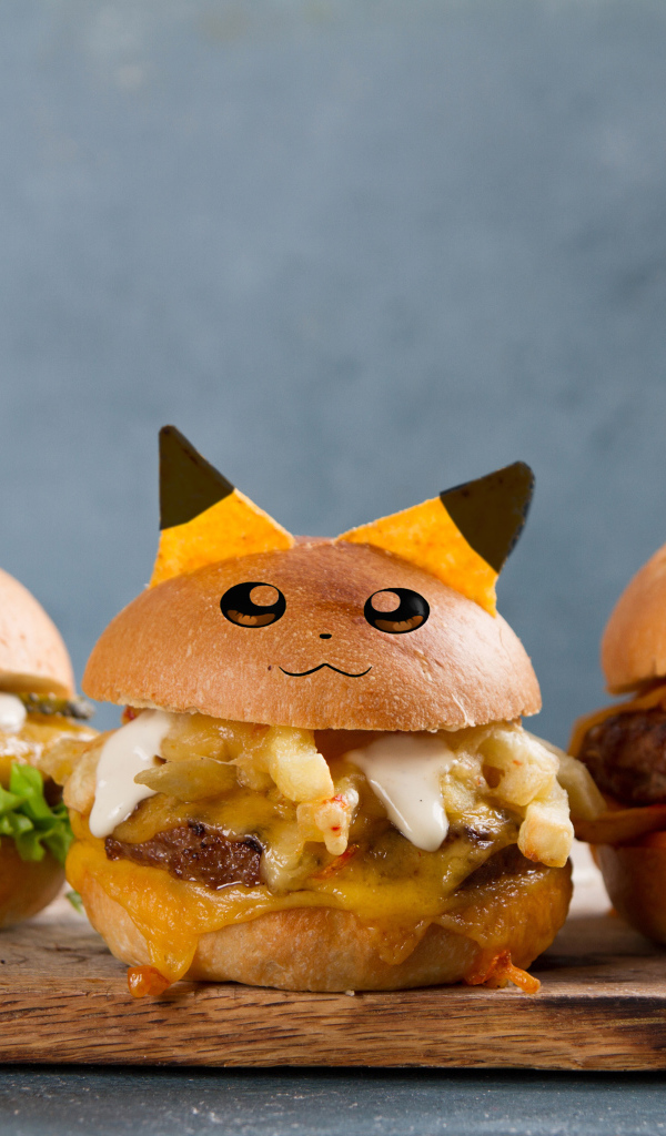 Три аппетитных гамбургера украшены в виде покемонов