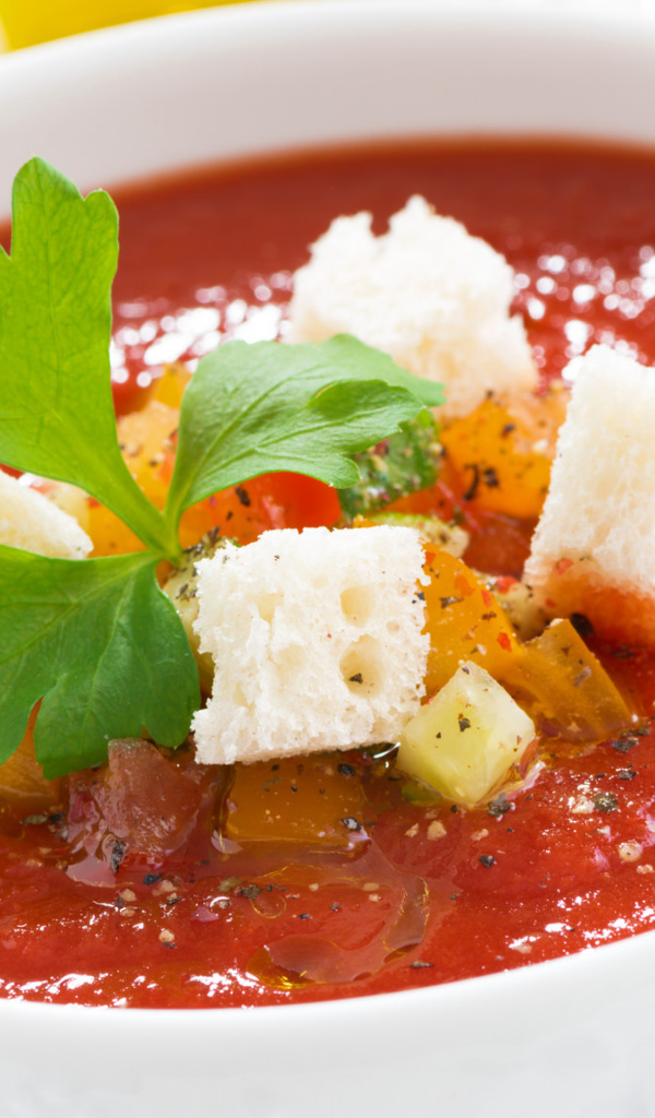 Томатный суп в белой тарелке с гренками 