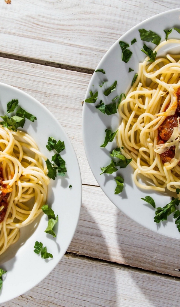 Две тарелки аппетитных спагетти 