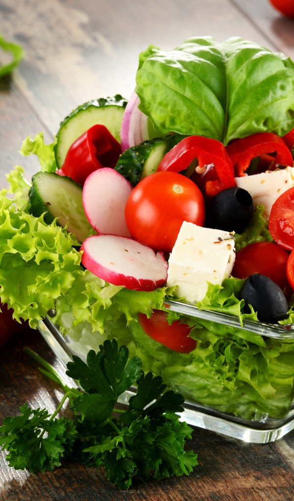 Овощной салат с сыром в стеклянной посуде 