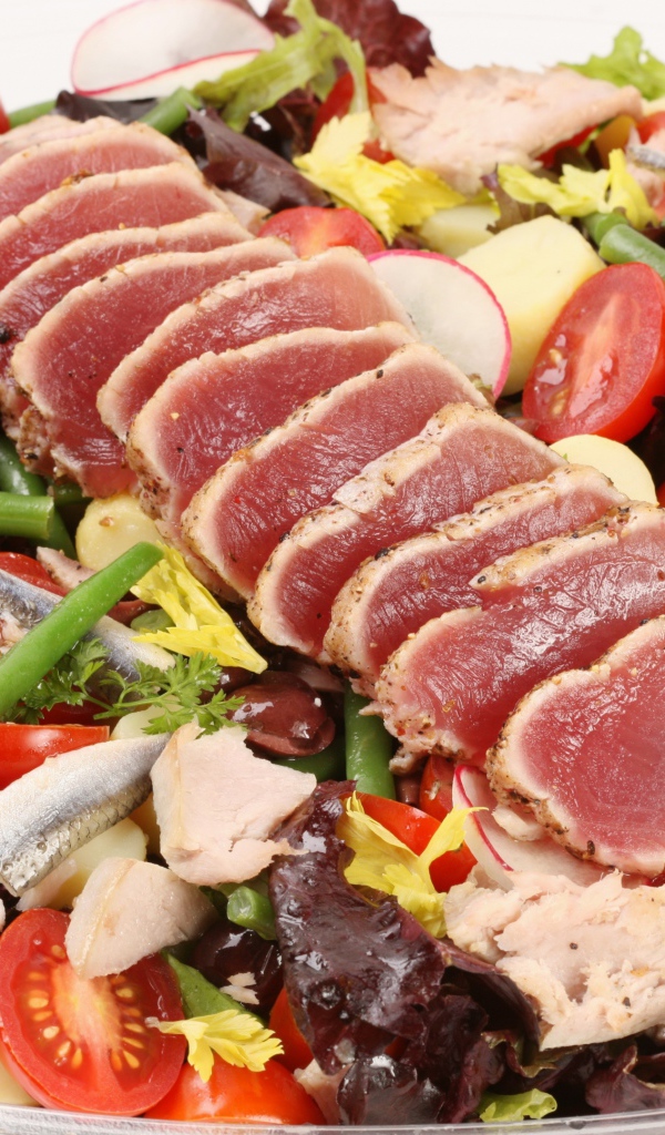 Овощной салат с рыбой и мясом