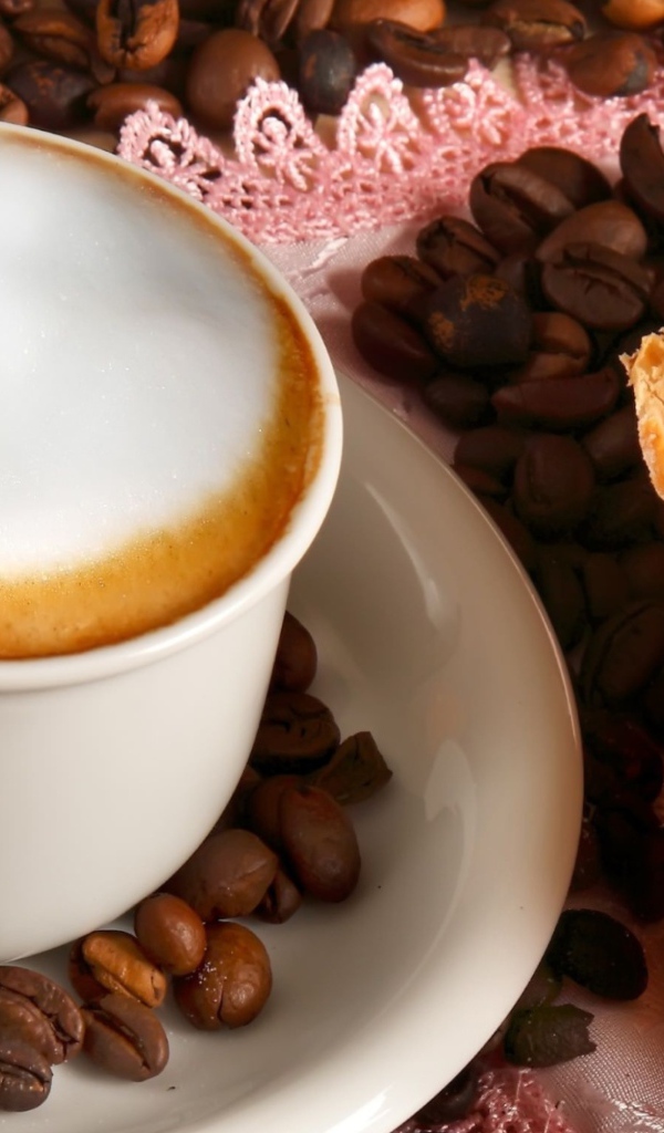 Белая чашка кофе с круассаном 