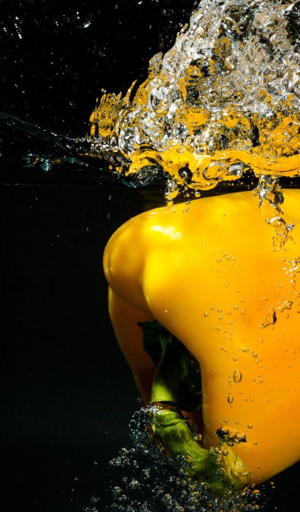 Желтый сладкий перец в воде 