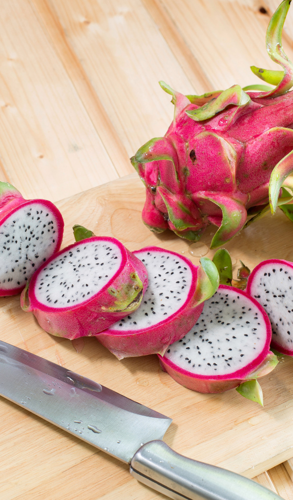 Сочный экзотический фрукт питайя на разделочной доске