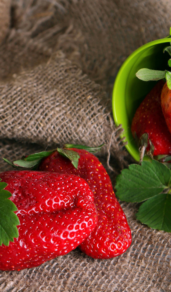 Крупная спелая красная клубника на столе