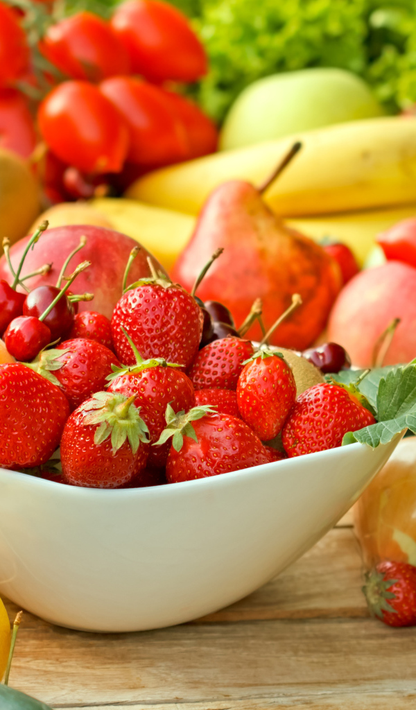 Аппетитные спелые фрукты  и овощи на столе 