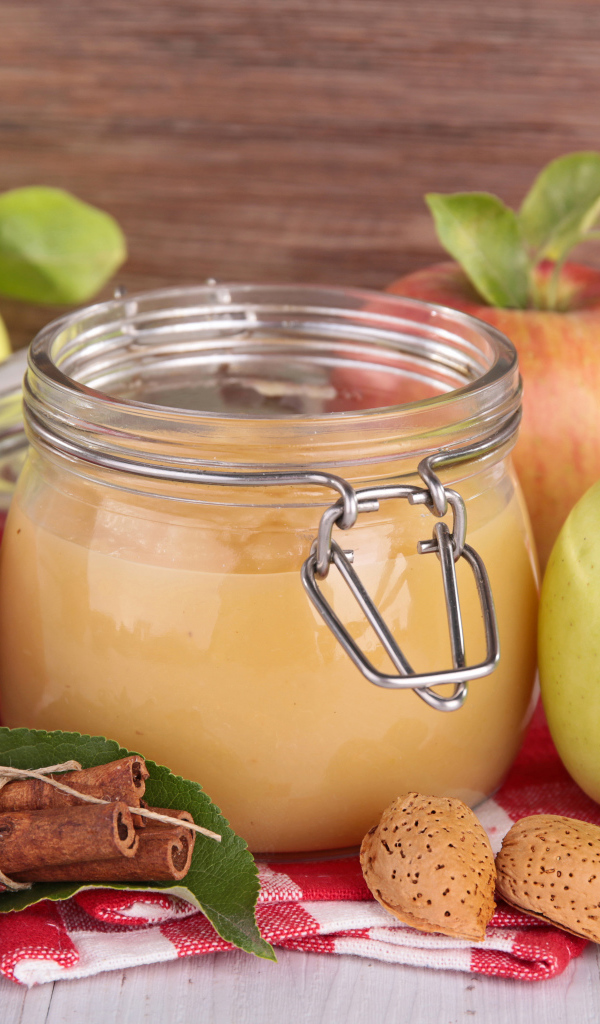 Банка яблочного джема с пряностями на столе