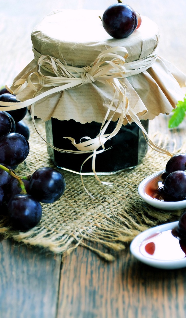 Синий виноград и баночка виноградного варенья