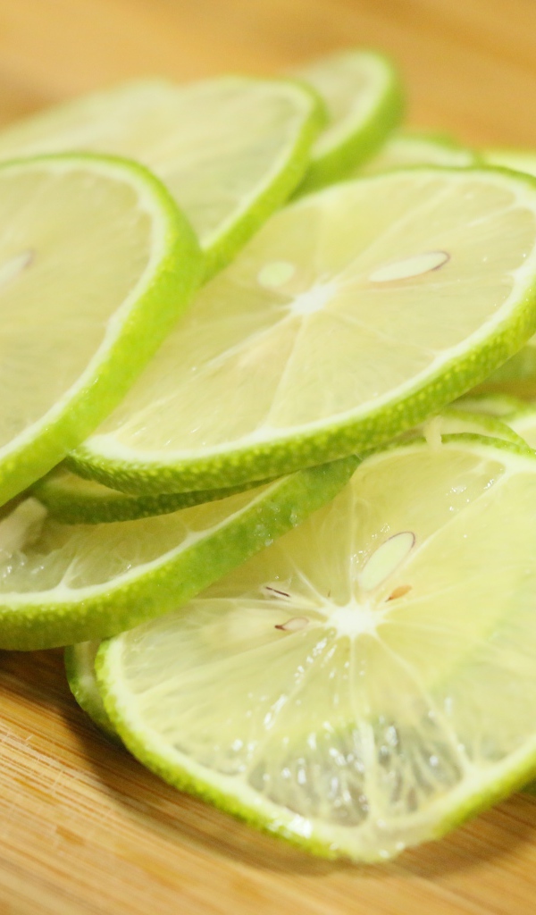 Тонко нарезанные кусочки лайма 