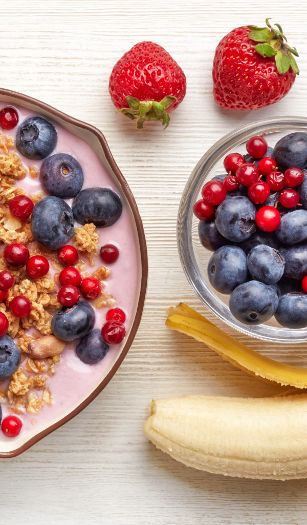 Хлопья с молоком, ягодами и бананом на завтрак