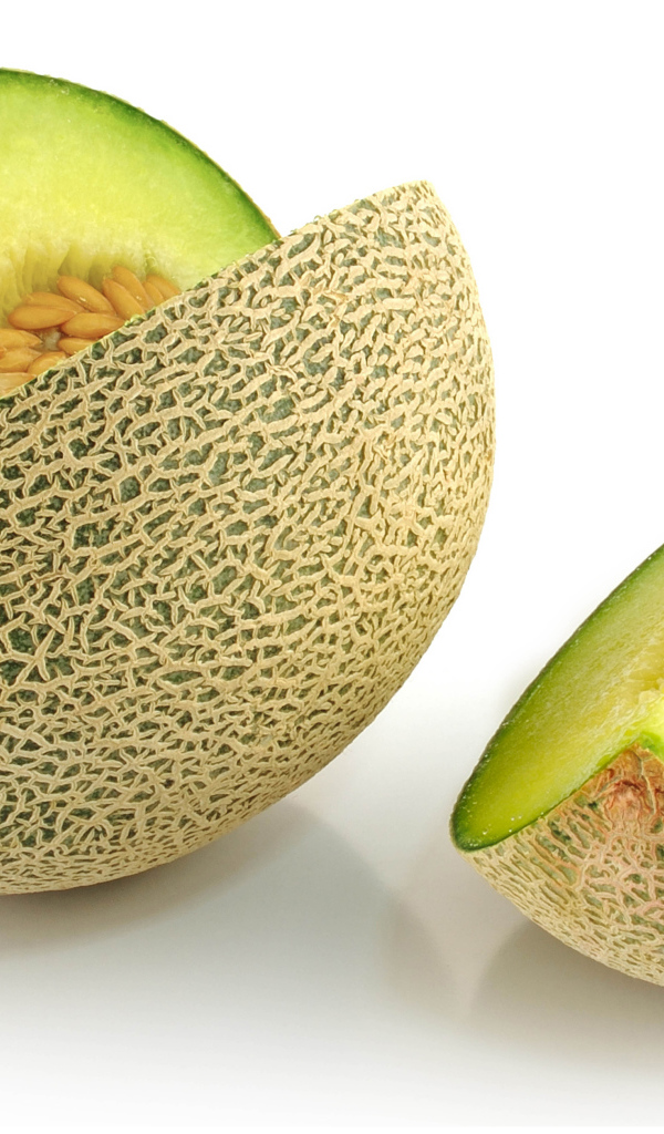 Ароматная дыня крупным планом на белом фоне