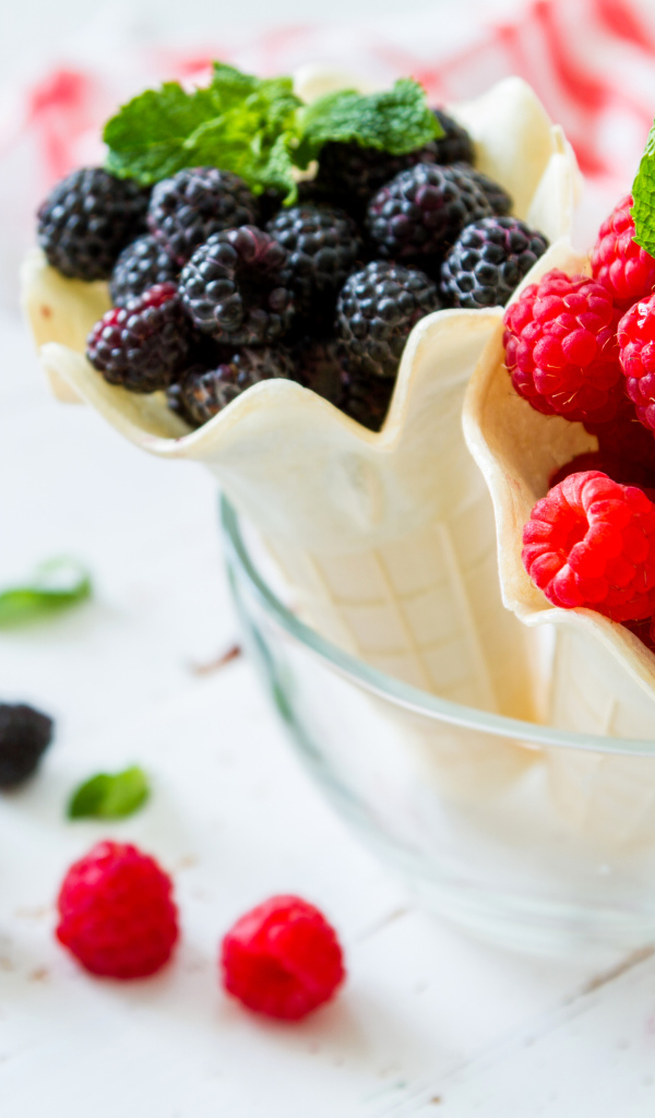 Свежие ягоды малины и ежевики в вафельных стаканчиках