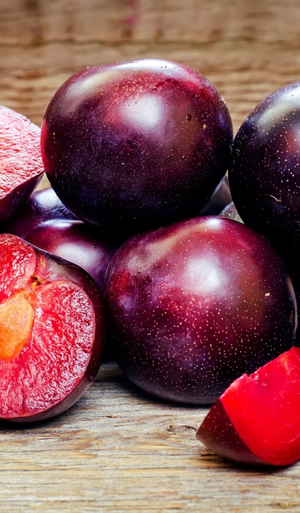 Сочные спелые синие сливы 